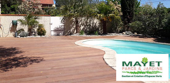 Terrasse en bois pour piscine, réalisation Mayet Parcs et Jardins.