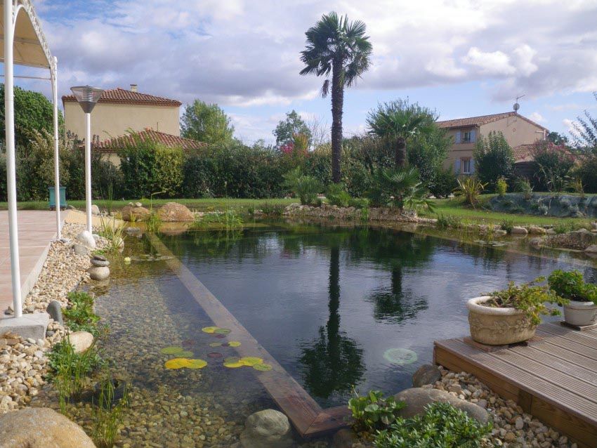 BASSIN DE BAIGNADE CHEZ UN PARTICULIER