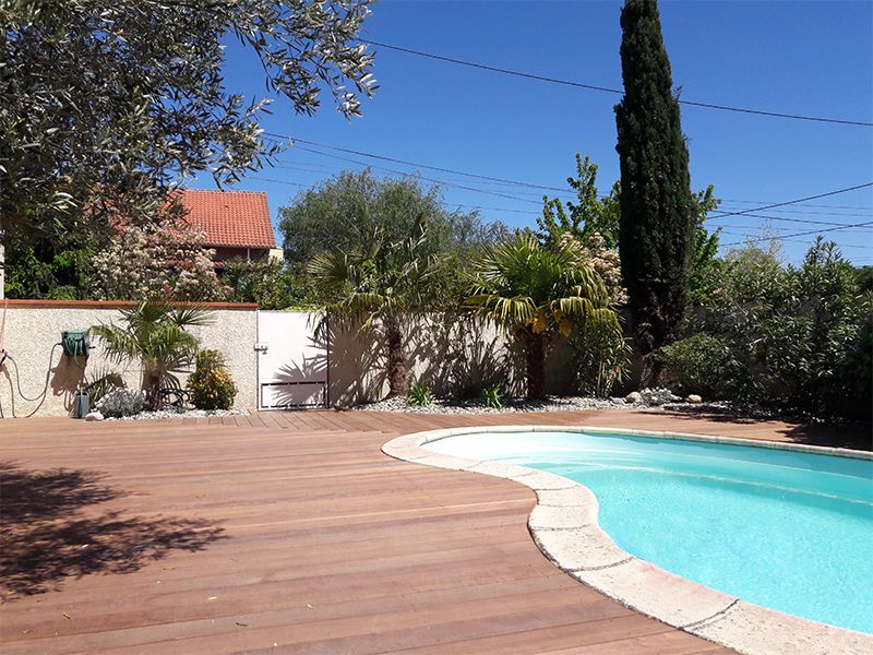 Cette image représente un bord de piscine en bois réalisé par l'entreprise Mayet Parcs & Jardins